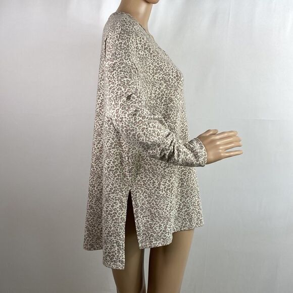 American Eagle Outfitters cheetah print relaxed fit soft V-neck top size S - Picture 3 of 8